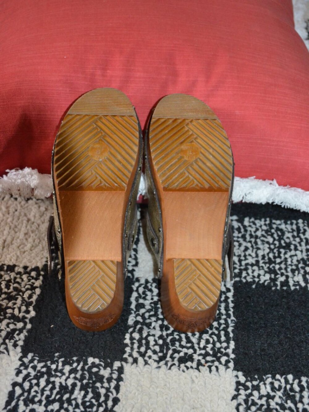Juicy Couture Size 8 Gold Crackle Clogs/Mules Made in Italy Wooden heel - Picture 3 of 10